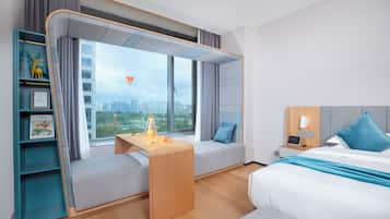 Selimut bulu angsa, meja kerja, dan tempat tidur bayi gratis