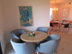 Dining - Charming 2-bedroom house in Rancho Mirage with AC, fitness center, WiFi (Rancho Mirage)