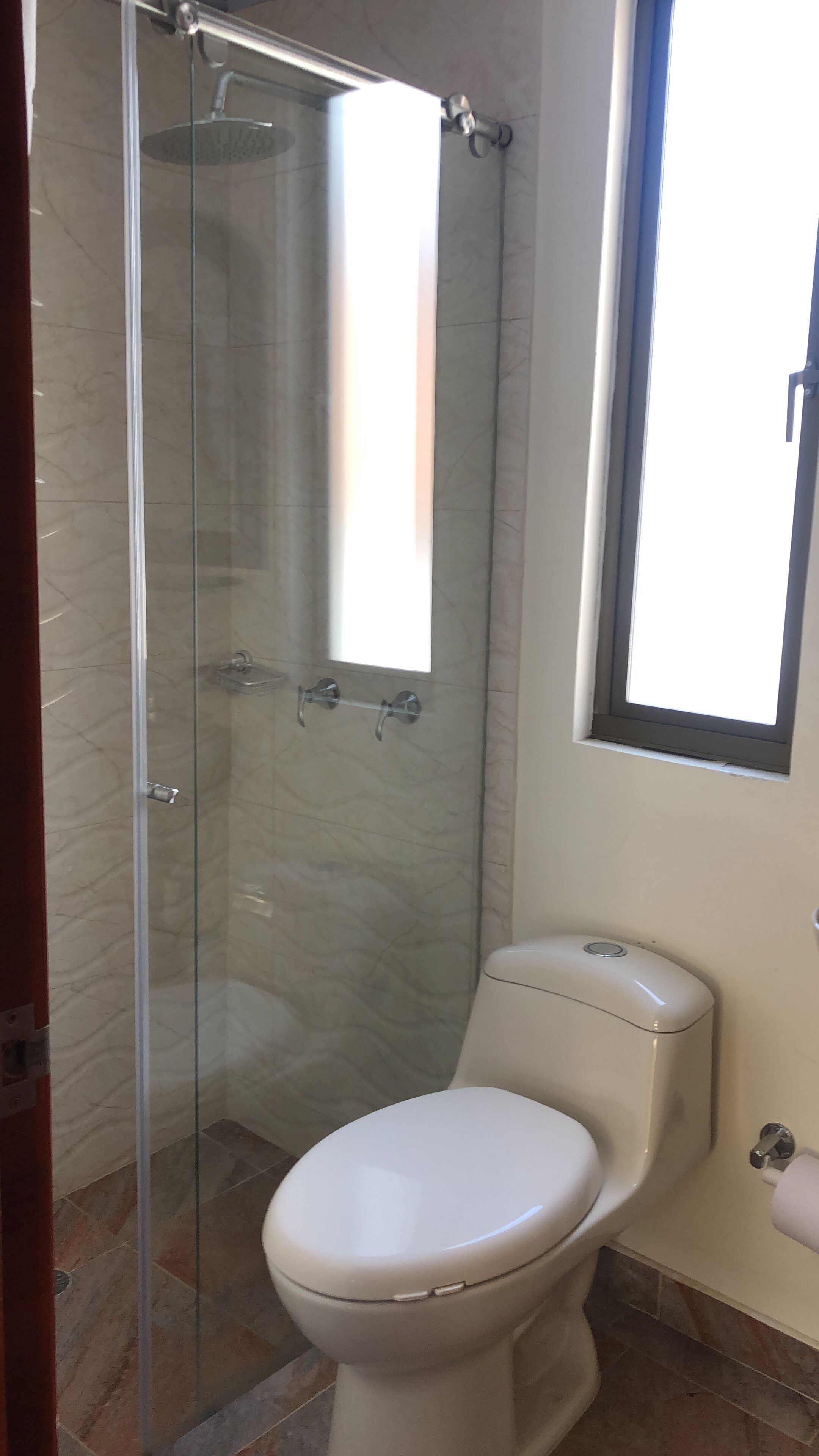Familien-Zweibettzimmer, Blick auf den Innenhof | Badezimmer | Dusche, Handtücher, Seife, Toilettenpapier