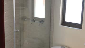 Familien-Zweibettzimmer, Blick auf den Innenhof | Badezimmer | Dusche, Handtücher, Seife, Toilettenpapier