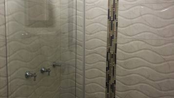 Habitación Confort, vistas al patio | Baño | Ducha, toallas, jabón y papel higiénico