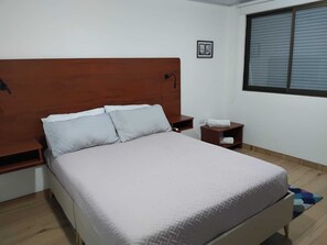 Chambre Confort, vue sur la cour intérieure | Bureau, espace de travail pour ordinateurs portables