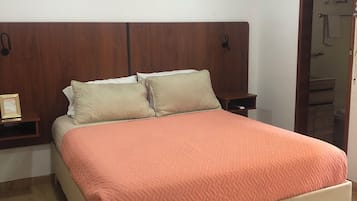 Habitación Deluxe, vista al patio | Escritorio, espacio para trabajar con laptop y wifi gratis