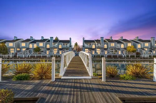 Charming Luxury 2BR w/ Monitor & Adjustable desk