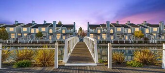 Charming Luxury 2BR w/ Monitor & Adjustable desk