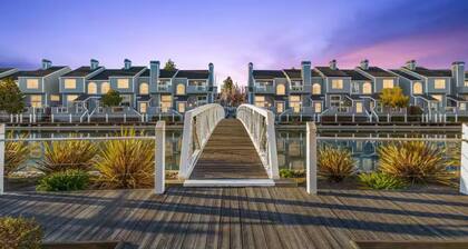 Charming Luxury 2BR w/ Monitor & Adjustable desk