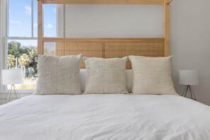 5 bedrooms, iron/ironing board, internet, bed sheets