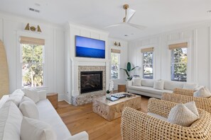 Een smart-tv, een open haard, tafelvoetbal en een tafeltennistafel