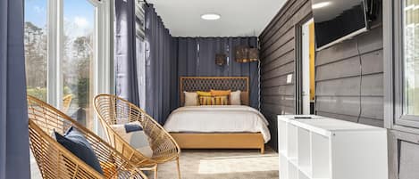 4 habitaciones, escritorio y tabla de planchar con plancha
