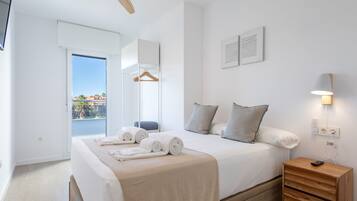 2 quartos, ferros/tábuas de passar roupa, berço de viagem