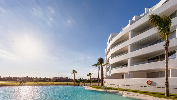 A modern building with a swimming pool, palm trees, and a clear sky. - Ref. 502550 (Motril)