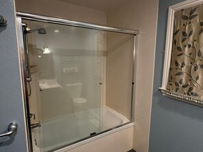 Handdukar, tvål och toalettpapper