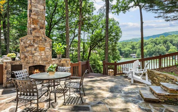 Outdoor dining - Serenity Lodge on Lake Lure - Lakefront, 3 BR + Bonus Room, 3.5 BA, Outdoor Fireplace (Lake Lure)