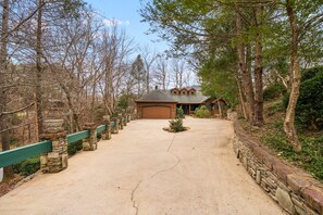 Property grounds - Serenity Lodge on Lake Lure - Luxury Lakefront, Outdoor Fireplace, sleeps 10 (Lake Lure)