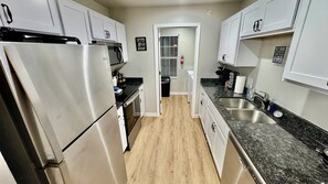 Fridge, microwave, oven, stovetop - Johnny's Jubilee-No Stairs! Cozy 3 Bdrm 2 BA Oasis, Open Pool & Great Location (Branson)