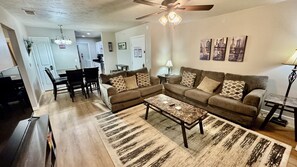 Smart TV - Johnny's Jubilee-No Stairs! Cozy 3 Bdrm 2 BA Oasis, Open Pool & Great Location (Branson)