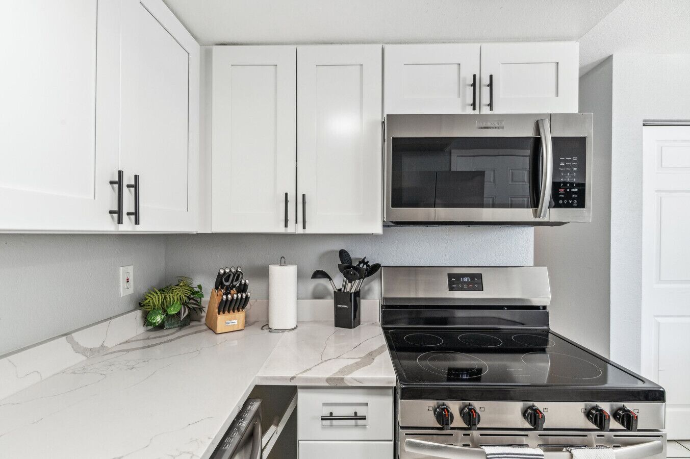 Refrigerador, microondas, horno y parrilla de estufa 