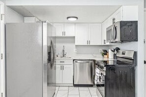 雪櫃、微波爐、焗爐、爐具