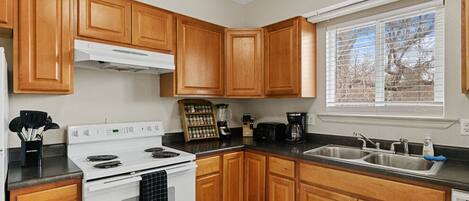 Réfrigérateur, four, lave-vaisselle, cafetière/bouilloire