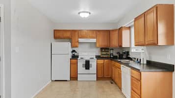 Réfrigérateur, four, lave-vaisselle, cafetière/bouilloire