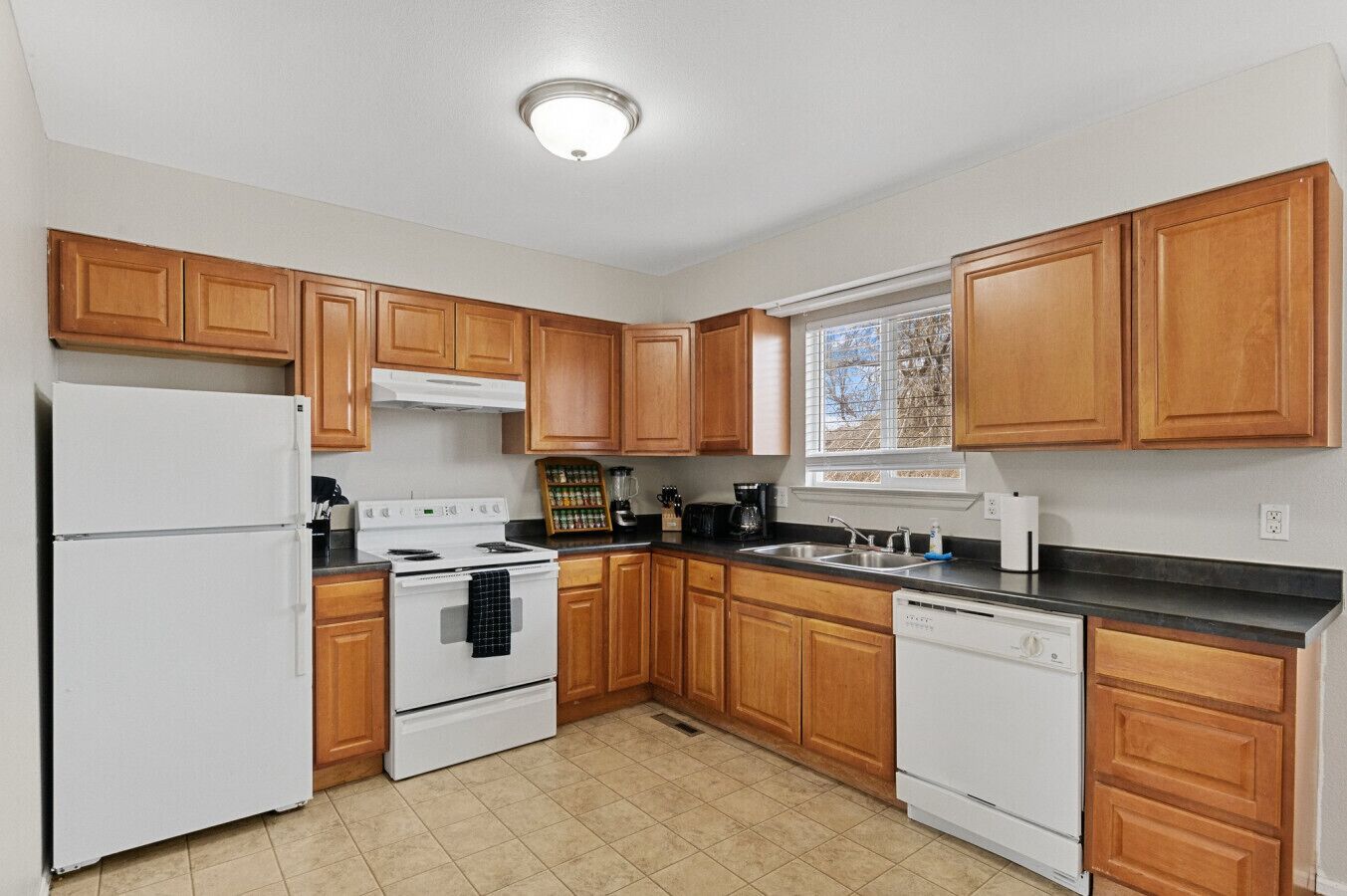 Fridge, oven, dishwasher, coffee/tea maker