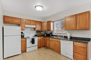 Fridge, oven, dishwasher, coffee/tea maker