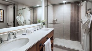 Secador de cabelo, toalhas de banho, sabonete, papel higiênico