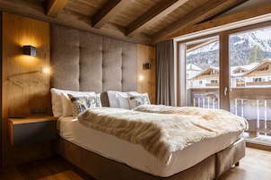 3 habitaciones, muebles diferentes y ropa de cama 