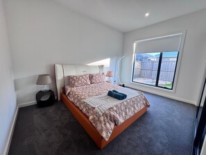 4 habitaciones, escritorio y tabla de planchar con plancha 