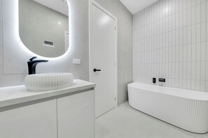 Ducha, secador de pelo, toallas, jabón