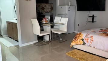 1 habitación, tabla de planchar con plancha, wifi y ropa de cama
