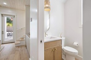 Dusj, hårføner og sjampo