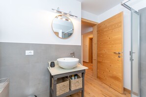 Douche, sèche-cheveux, serviettes fournies