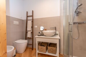 シャワー、ヘアドライヤー、タオル