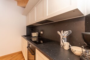 Refrigerador, horno, lavavajillas y cafetera y tetera 