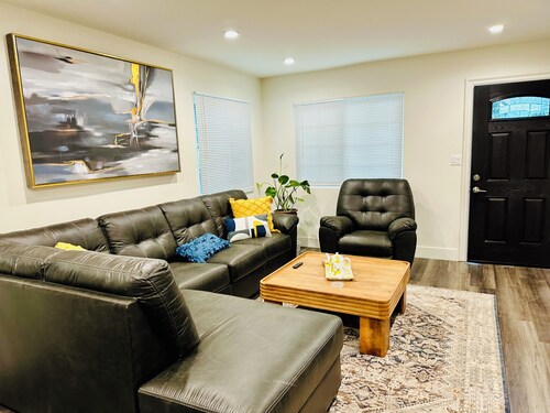 Charming 3-bedroom brand new house near campus!