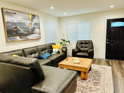 Charming 3-bedroom brand new house near campus!