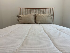 3 habitaciones, tabla de planchar con plancha, wifi y ropa de cama