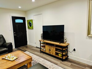 Smart TV - Charming 3-bedroom brand new house near campus! (Los Angeles)