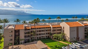 Un hotel con varios pisos, techo plano y vista al océano.