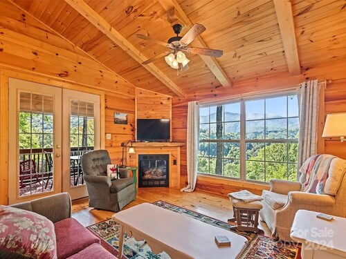 Cozy Mountain Cabin - Amazing View! Central heat/AC, fireplace, firepit