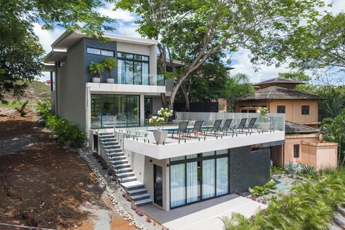 Casa Giving Tree: Immaculate 5-Bedroom Villa in Exclusive Beachfront Community