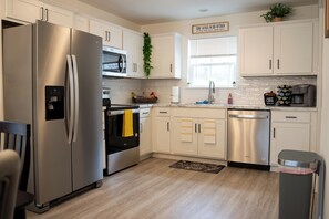 Fridge, microwave, oven, stovetop - Amazing 2 units house mins to Louisville! (Jeffersonville)