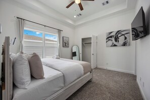 3 bedrooms, iron/ironing board, WiFi, bed sheets - Twilight Haven (Houston)