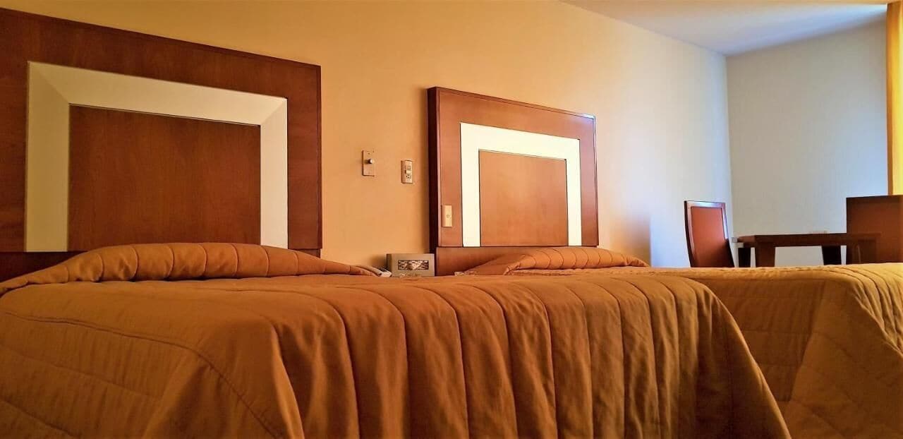 Habitación doble Confort, vista a la ciudad | Espacio para trabajar con laptop, insonorización y wifi gratis 