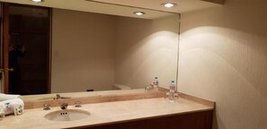 Habitación Deluxe | Baño | Ducha, toallas, jabón y champú