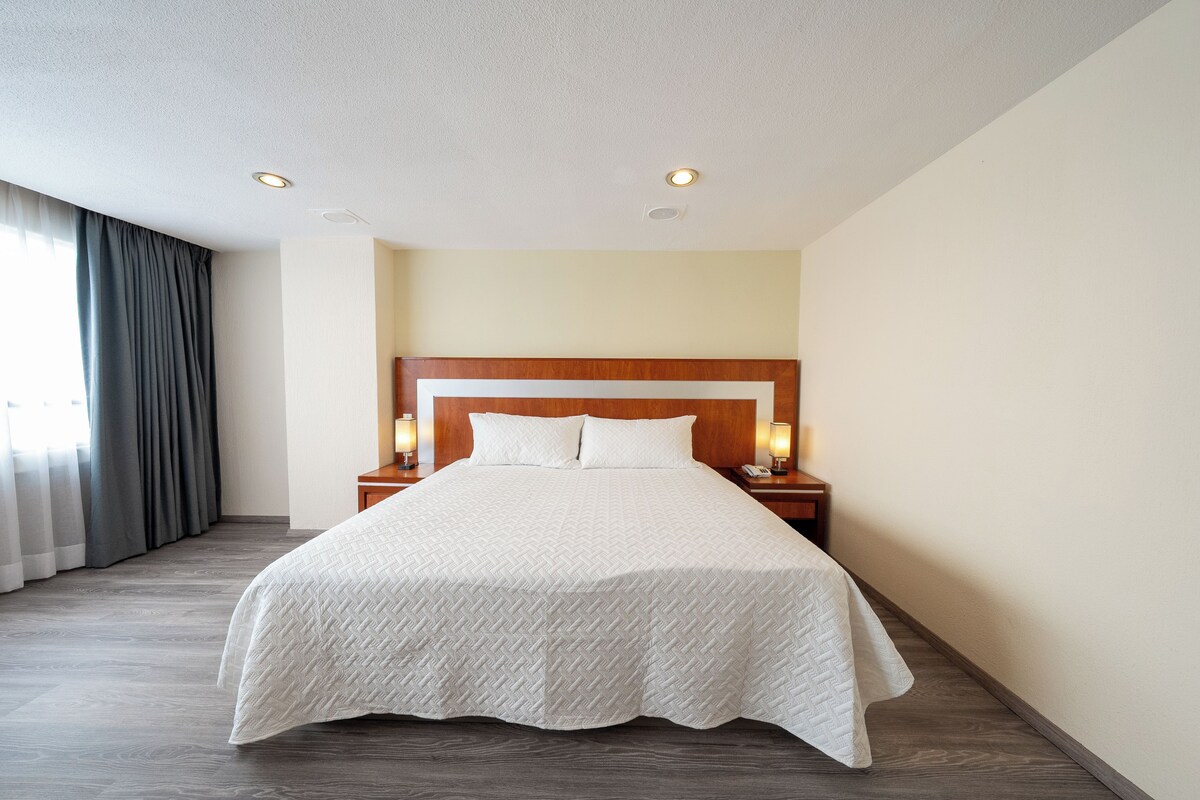 Junior Room | Hypo-allergenic bedding available, laptop workspace, soundproofing