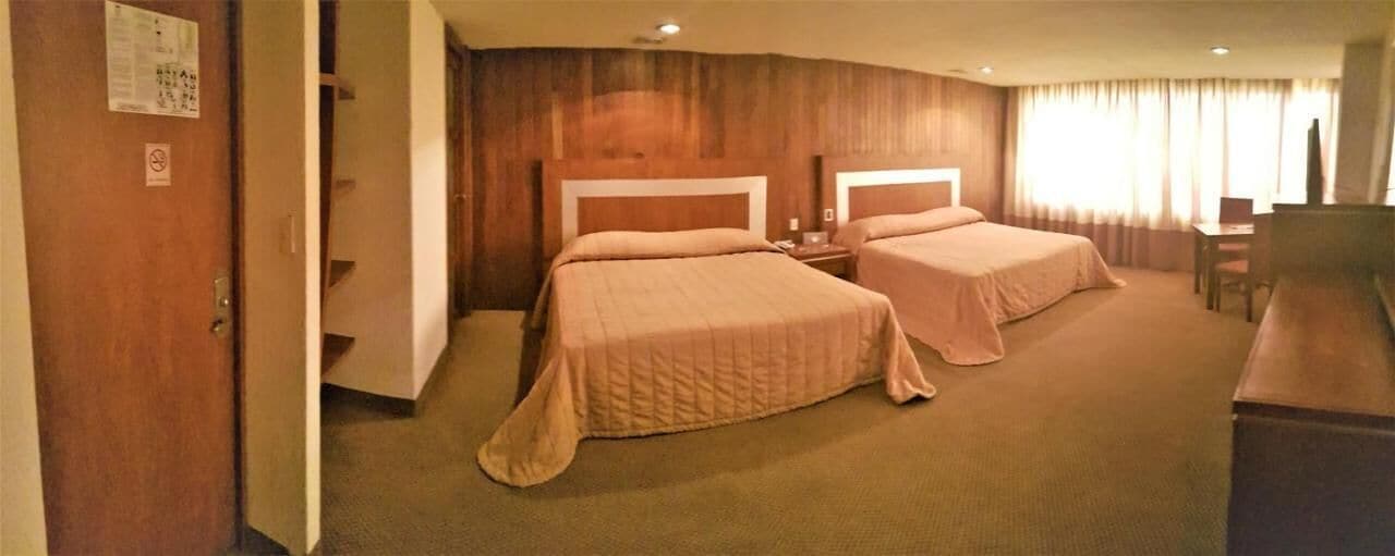 Habitación cuádruple familiar, vista a la ciudad | Espacio para trabajar con laptop, insonorización y wifi gratis 