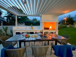 تناول الطعام بالخارج