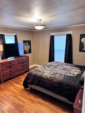 3 slaapkamers, een strijkplank/strijkijzer, gratis wifi, beddengoed